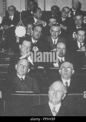 LOS DIPUTADOS DE LAS CORTES ESCUCHAN EL DISCURSO DE APERTURA DE Niceto Alcalá Zamora DURANTE LA II REPUBLICA, 14 de Julio DE 1931. Stockfoto