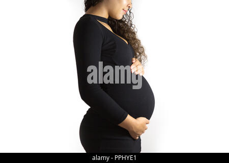 Close-up Studio shoot der schwangeren Frau, ihren Bauch berühren. Auf weissem Hintergrund Stockfoto