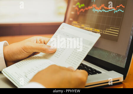 Geschäftsmann Hände halten Speichern Konto Sparbuch mit Aktien Geld cahrt. Stockfoto