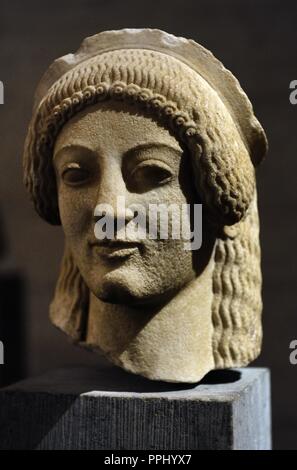 Der Giebel des Tempels von Ägina, Darstellung von Herakles gegen Troja. Detail der Kopf einer Sphinx des Daches. Um 480 v. Chr.. Glyptothek. München. Deutschland. Stockfoto