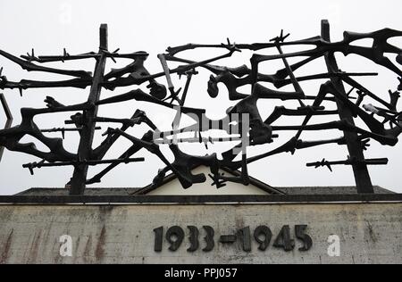 Kz Dachau. Ns-Lager von Gefangenen in 1933 geöffnet. Skulptur internationalen Monument, 1968, von Nandor Glid (1924-1997). Deutschland. Stockfoto