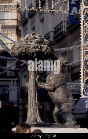 ESTATUA DEL OSO Y EL MADROÑO SIMBOLO DE LA CIUDAD DE MADRID SITUADO EN LA CALLE DEL CARMEN DESDE EL AÑO 1986 HASTA EL AÑO 2009. Lage: SUN GATE. Spanien. Stockfoto