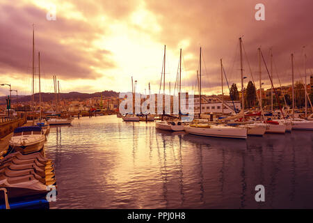 Die Skyline und den Hafen von Vigo in Galicien in Spanien Stockfoto