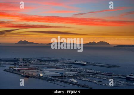 Vigo Skyline und den Hafen Sonnenuntergang in Galicien in Spanien Stockfoto