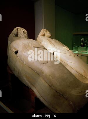 SARCOFAGOS ANTROPOIDES DE ALABASTRO - SIGLO V AC-ARTE-FENICIO - PROCEDEN DE LA NEKROPOLE DE GADIR. Lage: das Museo de Cádiz - ARQUEOLOGIA. Spanien. Stockfoto