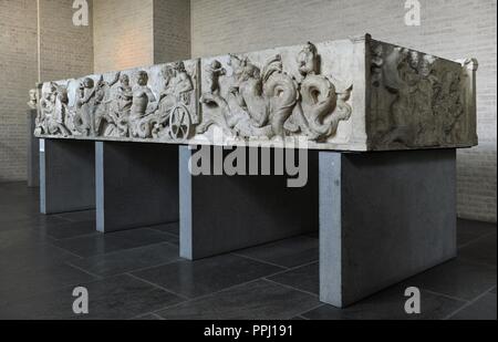 Römische Kunst. Altar des Domitius Ahenobarbus oder ÒStatue Base von Marcus AntoniusÓ, Relief freize eines monumentalen statue Gruppe. Meer thiasos Für die Hochzeit von Poseidon und Amphitrite, 2. Hälfte des 2. vorchristlichen Jahrhundert. (Ca. 150 v. Chr.). Detail: Poseidon und Amphitrite in der hochzeitssuite Schlitten, der von zwei Tritonen, Musik zu spielen, Doris, Mutter der Amphitrite gezeichnet, zwei Fackeln die Prozession zu beleuchten; Erotes und Nereiden auf ein Meer - Stier ein Geschenk mitzubringen (Vorderseite). Glyptothek. München. Deutschland. Stockfoto