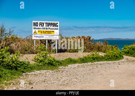 HOLYHEAD/Wales - 30. APRIL 2018: keine Kippen Warnschild an der walisischen Küste. Stockfoto