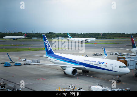 ANA Airways Boeing 767 im Internationalen Flughafen Narita geparkt Stockfoto