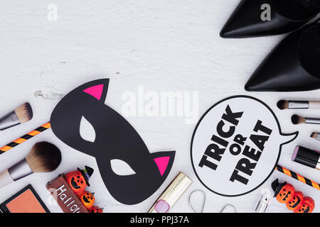Happy Halloween Festival mit weiblicher Schönheit Zubehör Kosmetik Mode flachbild Konzept legen. Stockfoto