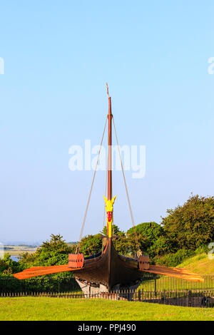 Hugin, die Replik Wikingerschiff ursprünglich aus Dänemark zu Braodstairs 1949 gesegelt. Am stand auf einer Klippe am Pegwell Bay, Ramsgate. Morgen. Stockfoto