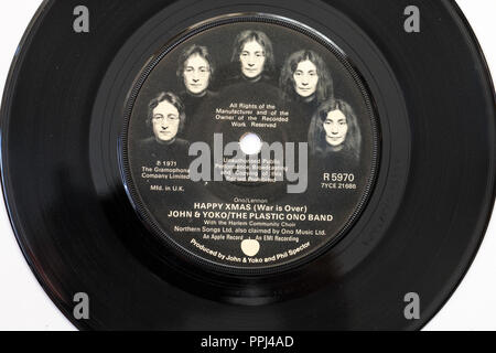 Vintage record, 45, Single, John und Yoko, die Plastik Ono Band, Harry Xmas (Krieg). Zentrum von Single mit Foto Köpfe von John und Yoko. Stockfoto