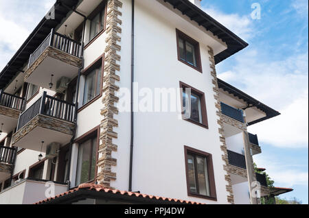 Modernes Gebäude an der Außenseite. Fassade ein modernes Apartmentgebäude. Ferienhäuser Complex Hotel Gebäude, mit Stein Fliesen Fassade. Stockfoto