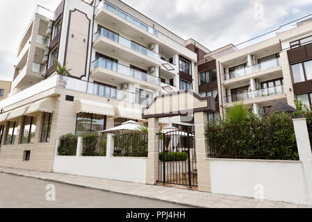 Modernes Gebäude an der Außenseite. Fassade ein modernes Apartmentgebäude. Ferienhäuser Complex Hotel Gebäude, mit Stein Fliesen Fassade. Stockfoto