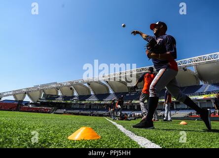 Spieler der Caribes de Anzoátegui in Venezuela sind Erwärmung im Bereich der spielen Estadio Charros de Jalisco vor dem Start der ersten Baseball Stockfoto