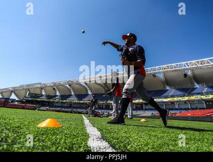 Spieler der Caribes de Anzoátegui in Venezuela sind Erwärmung im Bereich der spielen Estadio Charros de Jalisco vor dem Start der ersten Baseball Stockfoto