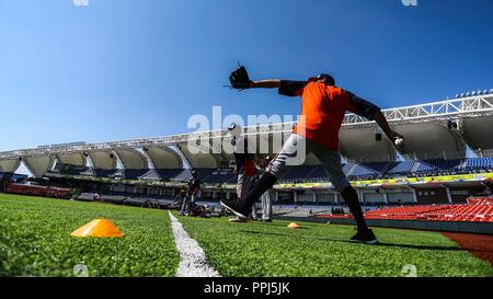 Spieler der Caribes de Anzoátegui in Venezuela sind Erwärmung im Bereich der spielen Estadio Charros de Jalisco vor dem Start der ersten Baseball Stockfoto