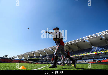 Spieler der Caribes de Anzoátegui in Venezuela sind Erwärmung im Bereich der spielen Estadio Charros de Jalisco vor dem Start der ersten Baseball Stockfoto