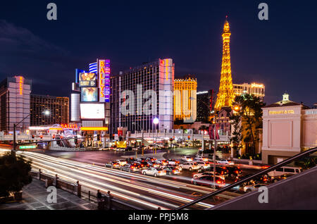 Lange Exposition der Schnittpunkt des Las Vegas Boulevard & East Flamingo Road, Las Vegas, Nevada, USA Stockfoto