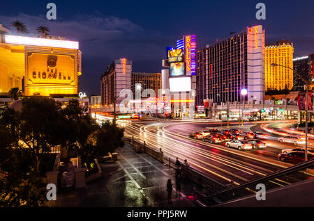 Lange Exposition der Schnittpunkt des Las Vegas Boulevard & East Flamingo Road, Las Vegas, Nevada, USA Stockfoto