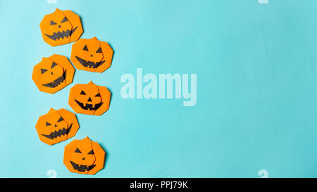 Halloween Konzept. Papier origami Kürbis auf hellblauem Hintergrund. Einfache Idee für Halloween - leicht gemacht Papier Kürbisse auf hellblau Farbe Hintergrund. Kopieren Sie Platz für Text. Banner Stockfoto
