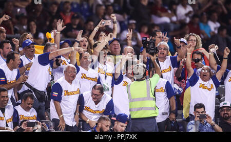 Aficionados de Venezuela atrapan la Pelota en Las gradas, durante el World Baseball Classic en Estadio Charros de Jalisco en Guadalajara, Jalisco, Me Stockfoto