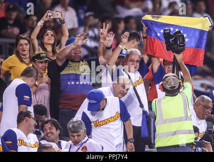 Aficionados de Venezuela atrapan la Pelota en Las gradas, durante el World Baseball Classic en Estadio Charros de Jalisco en Guadalajara, Jalisco, Me Stockfoto