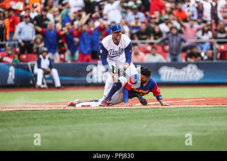 Jose Altuve de Venezuela llega sicher en una barrida con el Tercera base de Italia Alex Liddi en el sexto Inning, durante el Partido entre Italia vs Ve Stockfoto