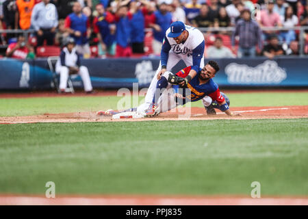 Jose Altuve de Venezuela llega sicher en una barrida con el Tercera base de Italia Alex Liddi en el sexto Inning, durante el Partido entre Italia vs Ve Stockfoto