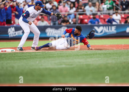 Jose Altuve de Venezuela llega sicher en una barrida con el Tercera base de Italia Alex Liddi en el sexto Inning, durante el Partido entre Italia vs Ve Stockfoto