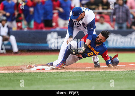 Jose Altuve de Venezuela llega sicher en una barrida con el Tercera base de Italia Alex Liddi en el sexto Inning, durante el Partido entre Italia vs Ve Stockfoto