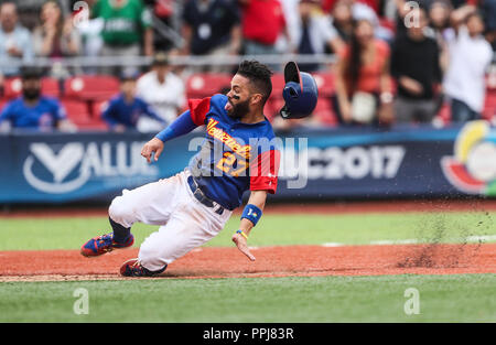 Jose Altuve de Venezuela llega sicher en una barrida con el Tercera base de Italia Alex Liddi en el sexto Inning, durante el Partido entre Italia vs Ve Stockfoto