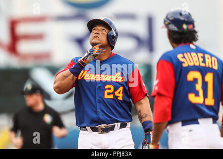 Miguel Cabrera de Venezuela da de Hit en el sexto Inning, durante el Partido entre Italia vs Venezuela, World Baseball Classic en Estadio Charros de J Stockfoto