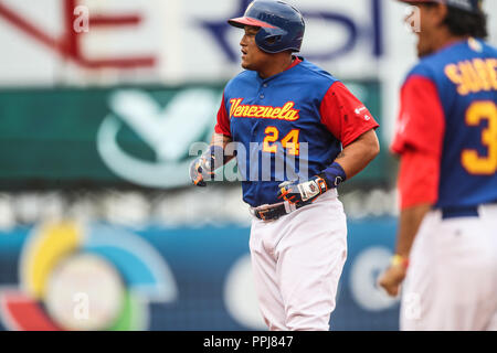 Miguel Cabrera de Venezuela da de Hit en el sexto Inning, durante el Partido entre Italia vs Venezuela, World Baseball Classic en Estadio Charros de J Stockfoto