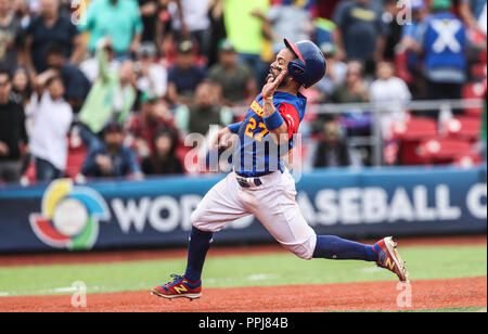 Jose Altuve de Venezuela llega sicher en una barrida con el Tercera base de Italia Alex Liddi en el sexto Inning, durante el Partido entre Italia vs Ve Stockfoto