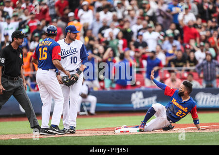 Jose Altuve de Venezuela llega sicher en una barrida con el Tercera base de Italia Alex Liddi en el sexto Inning, durante el Partido entre Italia vs Ve Stockfoto