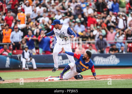 Jose Altuve de Venezuela llega sicher en una barrida con el Tercera base de Italia Alex Liddi en el sexto Inning, durante el Partido entre Italia vs Ve Stockfoto