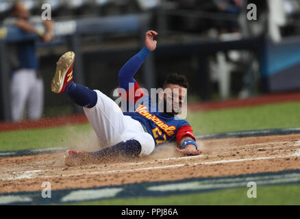 Jose Altuve de Venezuela se Barre en Home para anotar Carrera en la Quinta entrada, durante el Partido entre Italia vs Venezuela, World Baseball Klasse Stockfoto