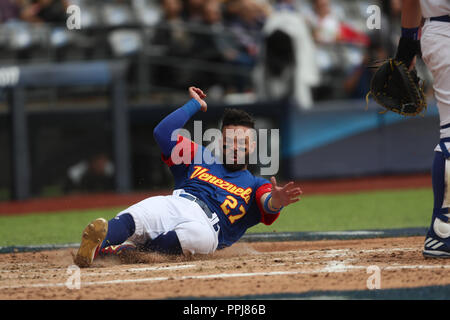 Jose Altuve de Venezuela se Barre en Home para anotar Carrera en la Quinta entrada, durante el Partido entre Italia vs Venezuela, World Baseball Klasse Stockfoto