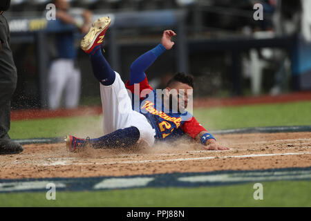 Jose Altuve de Venezuela se Barre en Home para anotar Carrera en la Quinta entrada, durante el Partido entre Italia vs Venezuela, World Baseball Klasse Stockfoto
