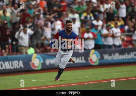 Jose Altuve de Venezuela corre rumbo a Home en la Quinta entrada, durante el Partido entre Italia vs Venezuela, World Baseball Classic en Estadio Char Stockfoto