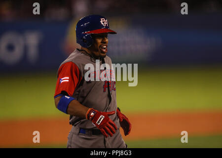 Francisco Lindor de Puerto Rico, conecta un cuadrangular ein Miguel Gonzalez ¨ El Mariachi ¨ Krug inicial por Mexiko en el Primer Inning, durante El pa Stockfoto