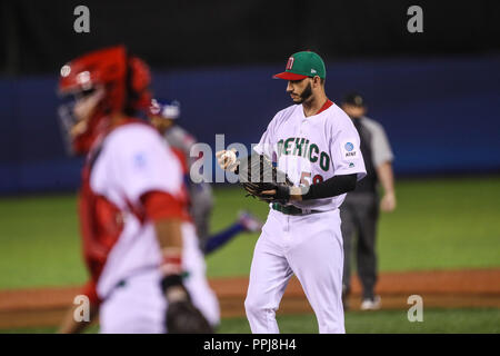 Francisco Lindor de Puerto Rico, conecta un cuadrangular ein Miguel Gonzalez ¨ El Mariachi ¨ Krug inicial por Mexiko en el Primer Inning, durante El pa Stockfoto