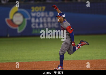 Francisco Lindor de Puerto Rico, conecta un cuadrangular ein Miguel Gonzalez ¨ El Mariachi ¨ Krug inicial por Mexiko en el Primer Inning, durante El pa Stockfoto