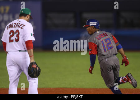 Francisco Lindor de Puerto Rico, conecta un cuadrangular ein Miguel Gonzalez ¨ El Mariachi ¨ Krug inicial por Mexiko en el Primer Inning, durante El pa Stockfoto