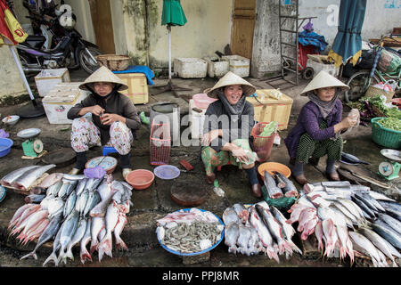 Frauen verkaufen frischen Fisch auf dem Markt in Da Lat, Vietnam Stockfoto