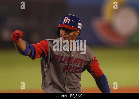 Francisco Lindor de Puerto Rico, conecta un cuadrangular ein Miguel Gonzalez ¨ El Mariachi ¨ Krug inicial por Mexiko en el Primer Inning, durante El pa Stockfoto