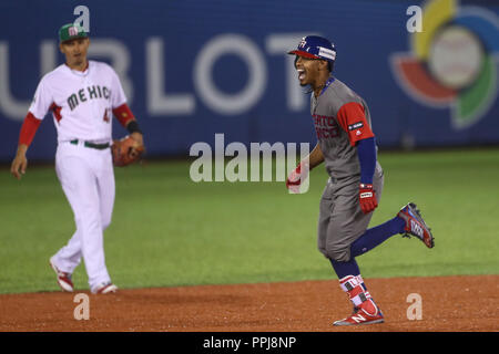 Francisco Lindor de Puerto Rico, conecta un cuadrangular ein Miguel Gonzalez ¨ El Mariachi ¨ Krug inicial por Mexiko en el Primer Inning, durante El pa Stockfoto