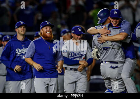 Yasmani Grandal, Catcher Feier con Adam Liberatore pither de los Schwindler se lleva El salvamento, durante el Partido de Beisbol de los Schwindler de Los Stockfoto