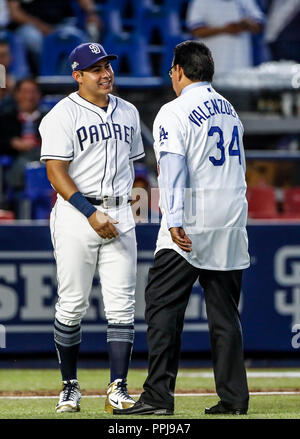 Fernando Valenzuela acompañado de Christian Villanueva, lanza La primera Bola para el Playball del Partido de Beisbol de los Schwindler de Los Angeles c Stockfoto