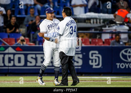 Fernando Valenzuela acompañado de Christian Villanueva, lanza La primera Bola para el Playball del Partido de Beisbol de los Schwindler de Los Angeles c Stockfoto